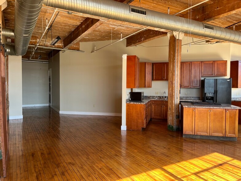 Building Photo - 736 Dickies Lofts