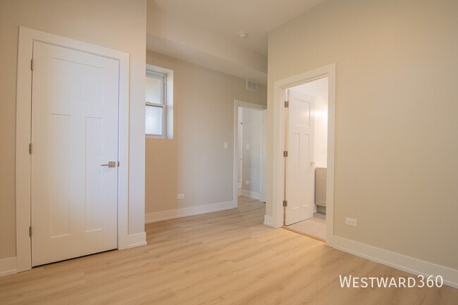 Building Photo - 1546 N Homan-3