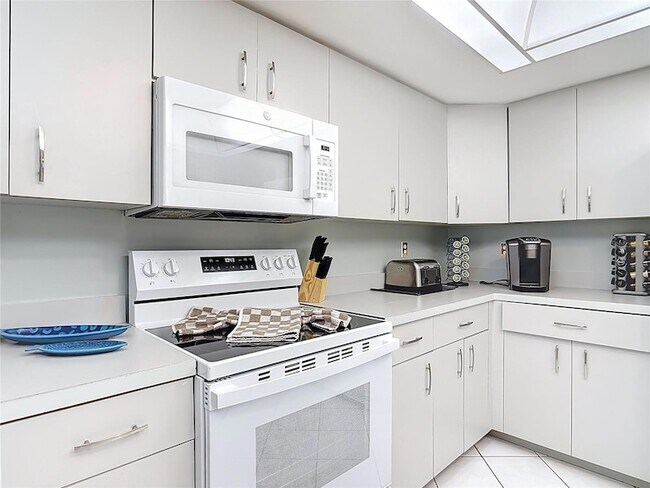 Building Photo - 290 Rotonda Cir