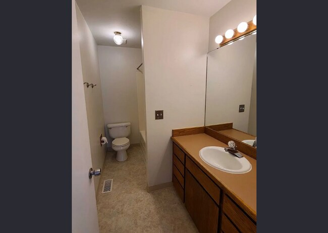 Building Photo - New Carpet! Fresh Paint - Well-maintained home in established neighborhood