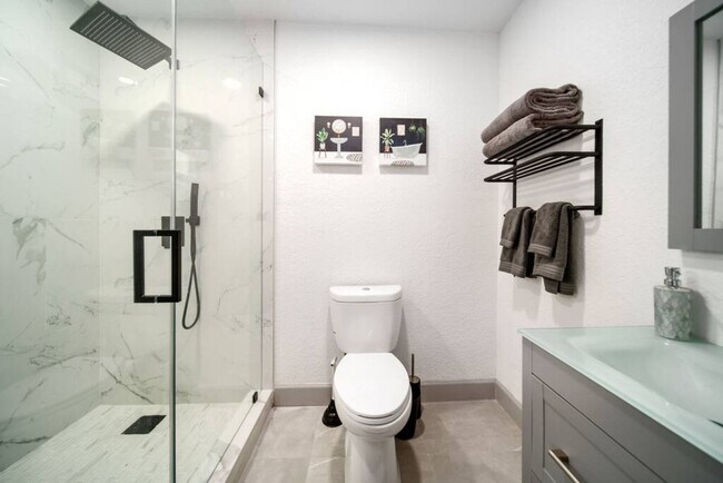 Building Photo - 1702 NE 9th St