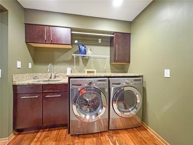 Building Photo - 13900 Hill Ridge Dr
