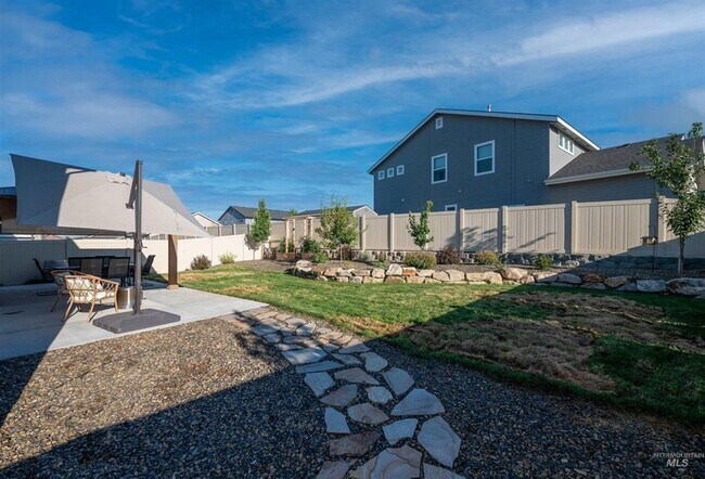 Building Photo - Spacious Modern Home w/Open Floor-Plan