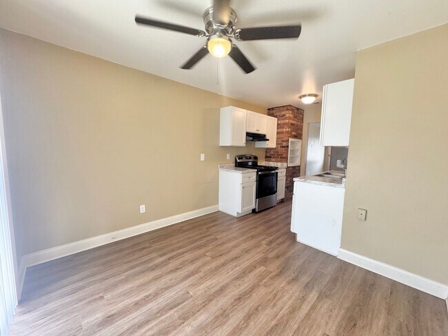 Building Photo - Apartment - Right off Cypress Gardens Blvd!