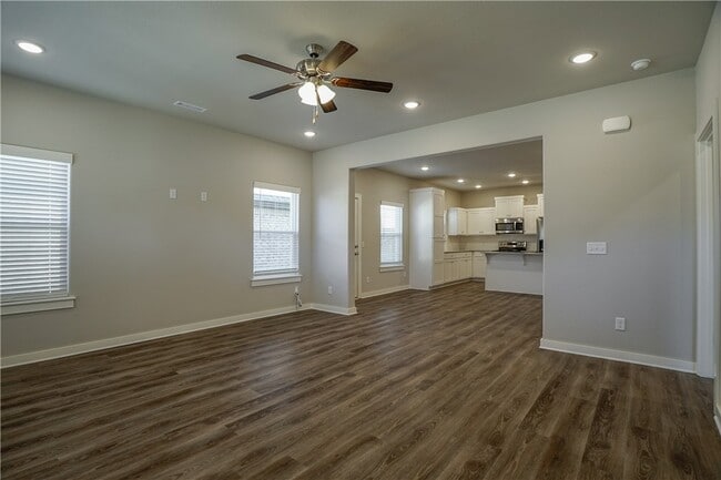 Building Photo - 602 N Salem Rd