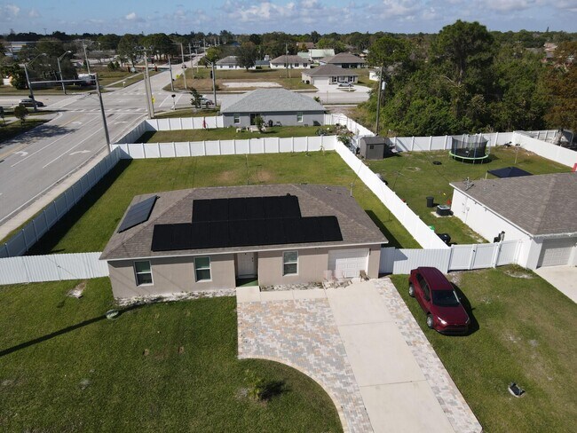 Building Photo - 402 NE Mainsail St