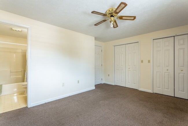 Building Photo - Spacious Bridgewater Townhouse