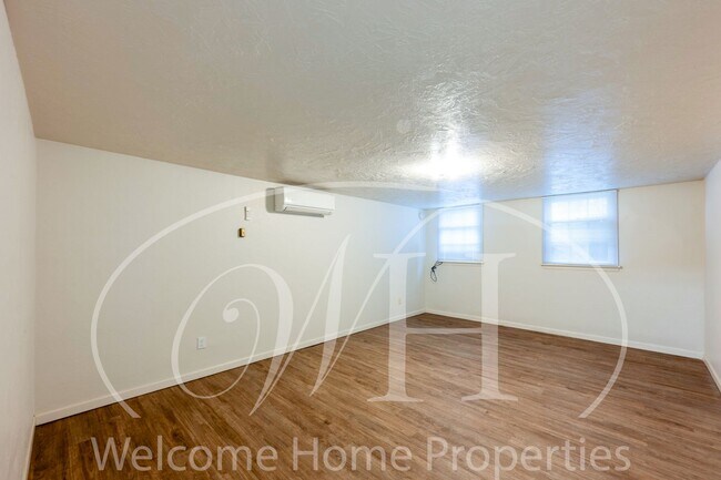 Building Photo - 427 SW Bade Ave