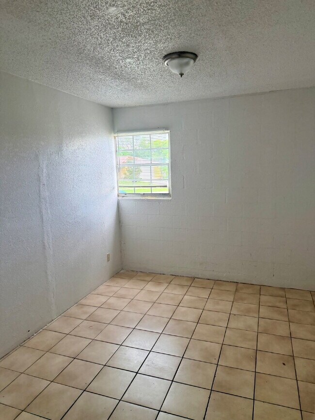 Building Photo - 4 Bedroom 1.5 Bathroom House For Rent
