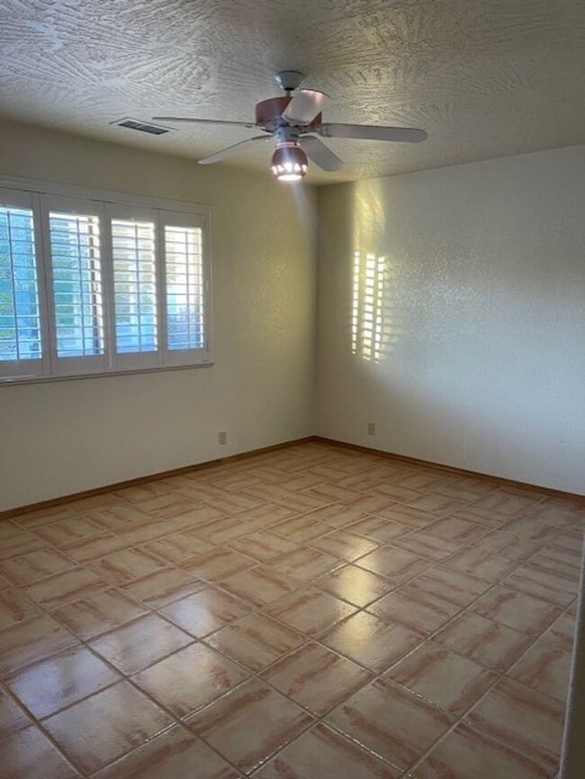 Building Photo - Occupied until Dec 1st Do Not Disturb Tenants!! Wonderful Home 3 bed 2 bath with a Great Yard & V...