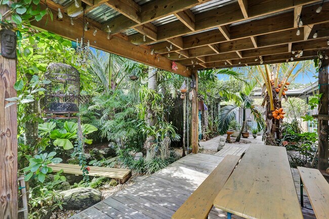 Building Photo - 1613 SW 5th Ct