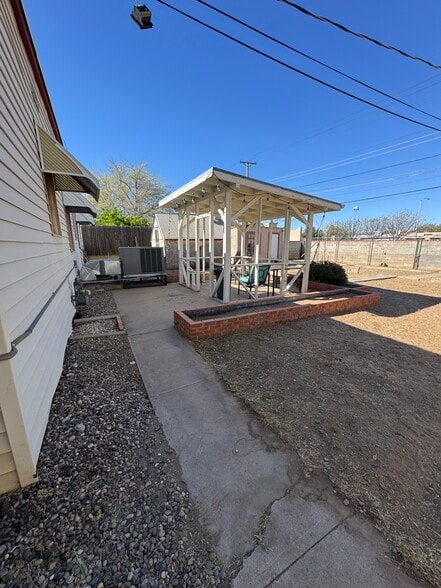 Building Photo - 2113 Madeira Dr NE