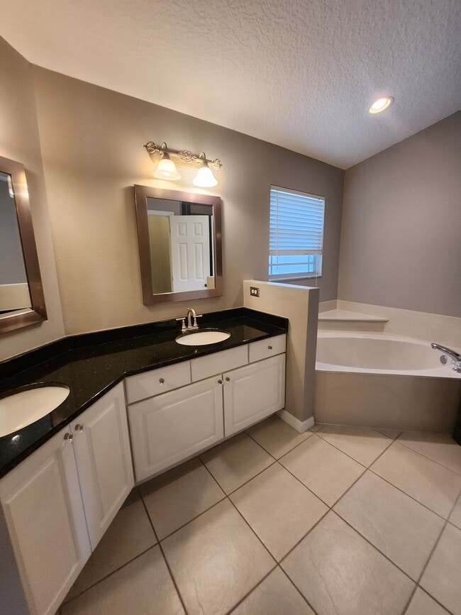 Building Photo - 3 BEDROOM 2 BATH HOME ACROSS FROM BEACH !!!