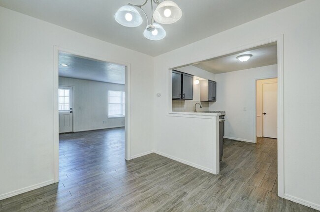 Building Photo - 3 bedroom 2.5 bath - NW Highway and Rockwell