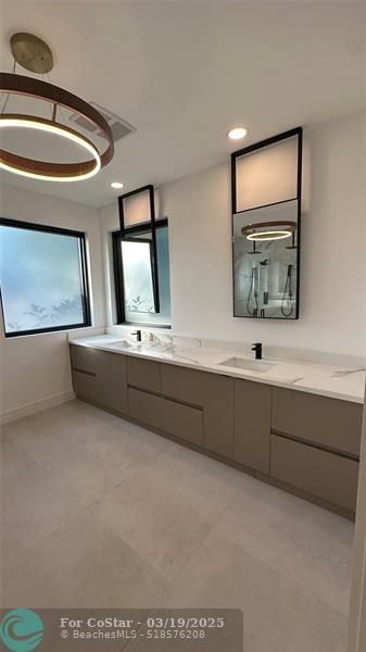 Building Photo - 2550 Jardin Terrace
