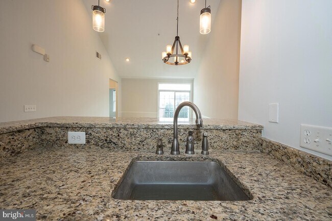 Building Photo - 300 W Elm St