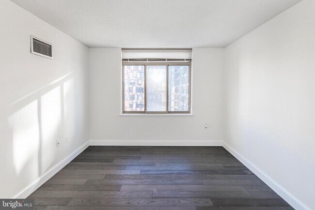 Building Photo - 4801 Fairmont Ave