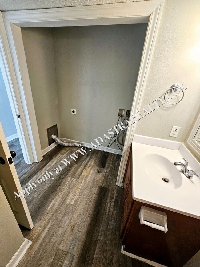 Building Photo - Beautiful Townhome in Blue Springs-Available NOW!!