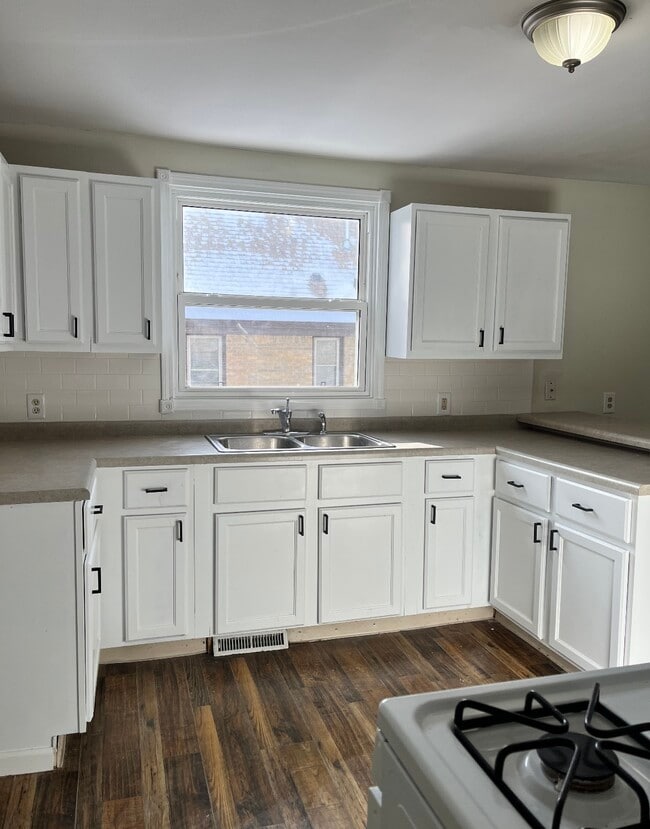 Building Photo - 412 S 73rd St