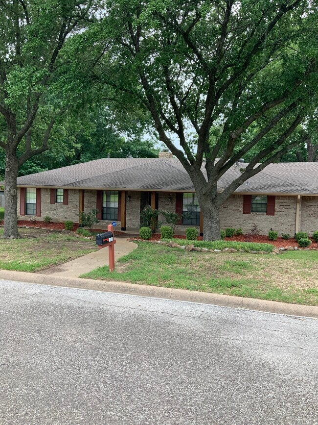 Building Photo - 2800 Shoreline Dr