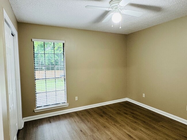 Building Photo - 3- Bedroom Gem !!