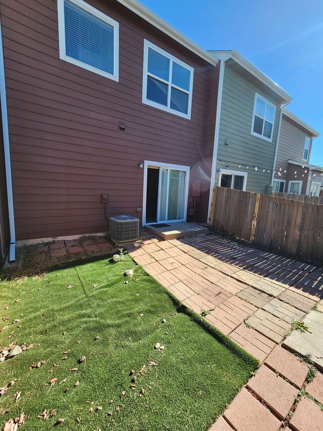 Building Photo - Beautiful Townhome