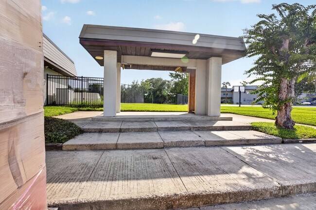 Building Photo - Well appointed 2/2  1st floor condo in beautiful Winter Garden. Available Now!