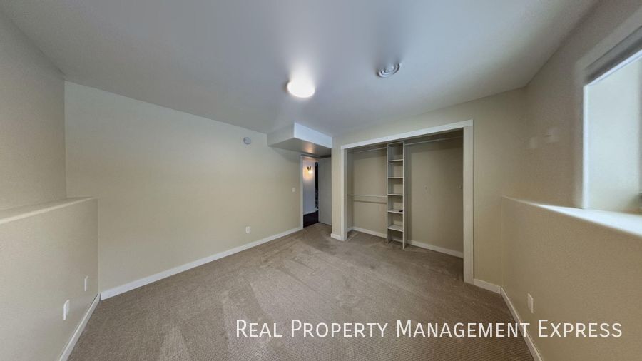 Building Photo - Spacious 4BR, 2BA Gem with Fireplace and Open Basement