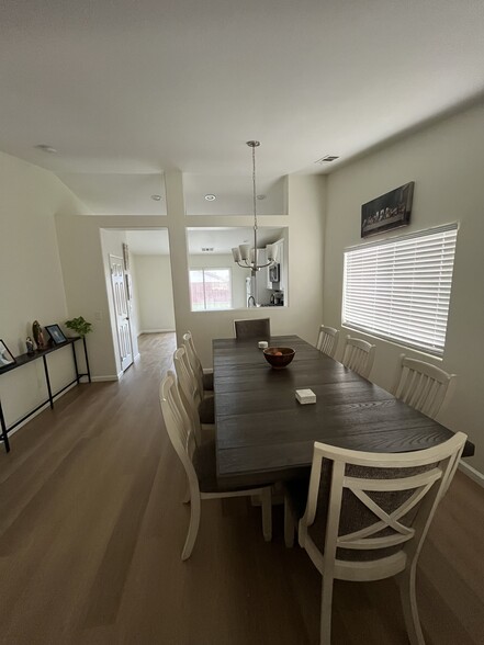 Dining room - 10976 Remington St
