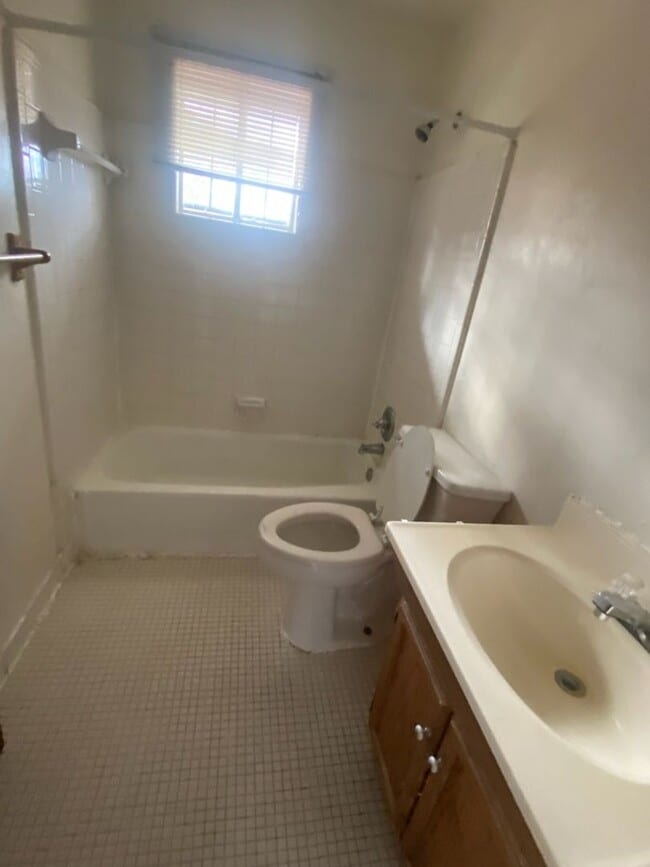 Building Photo - 2921 Doyle Ave