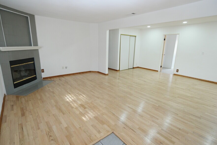 Building Photo - 611 Calle Pensamiento