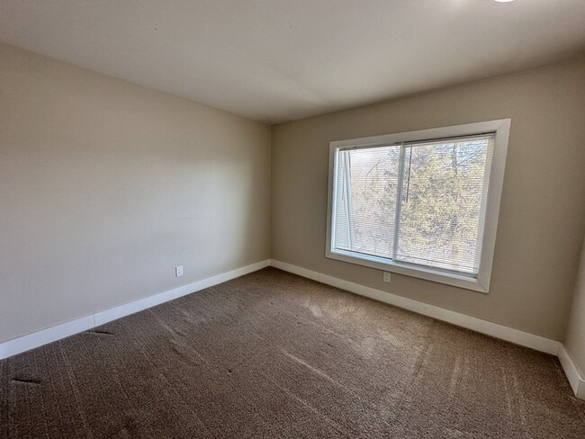 Building Photo - Villas of Cascade 2 Bedroom Condo Upper Unit