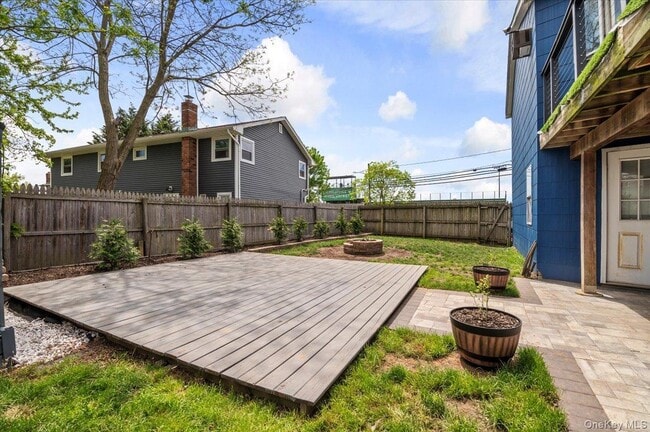 Building Photo - 570 Conklin St