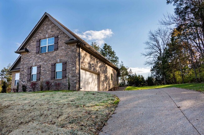 Building Photo - For Lease - 3 Beds, 2 Baths, 2300sqft home...