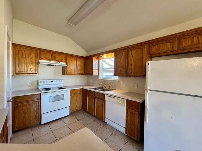 Building Photo - 3BR / 2BA Duplex in Hewitt, Texas | Midway ISD *Leasing Special Available*