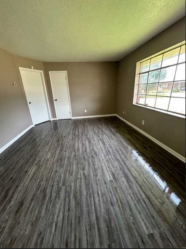 Building Photo - Cute 4 Bedroom Home