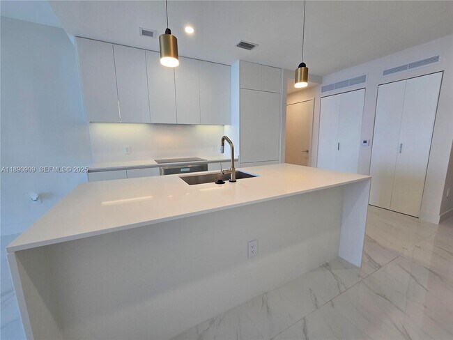 Building Photo - 700 NE 24th St