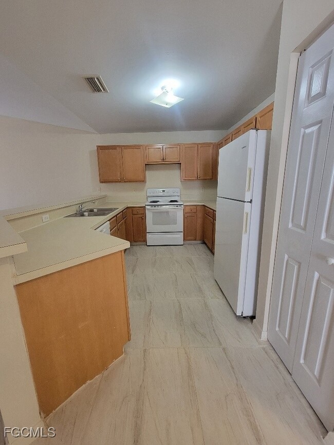 Building Photo - 862 Holmes Ave