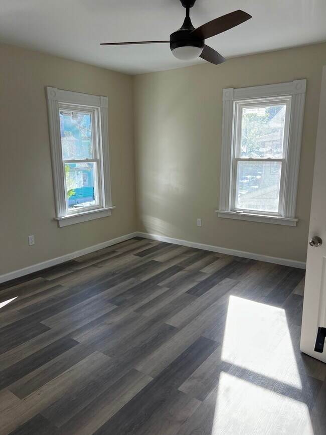 Building Photo - 136 Bowles St