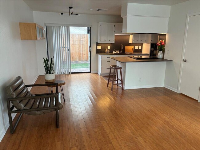 Building Photo - 5604 Woodrow Ave