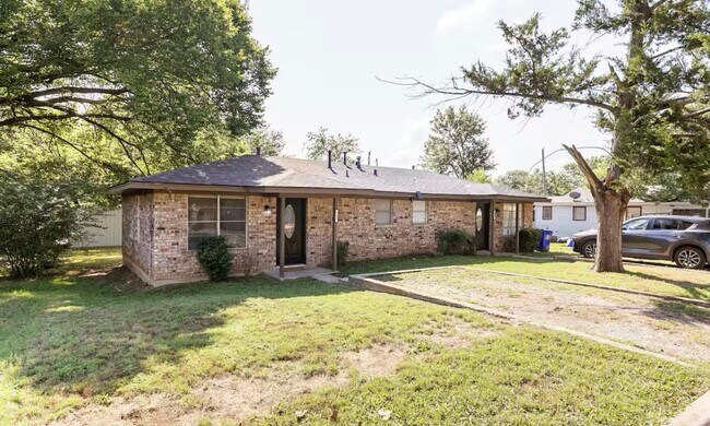 Building Photo - 202 Collinsville St