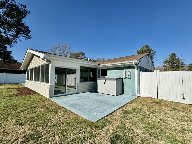 Building Photo - READY 08-26-25!! 3-Bedroom Ranch W/Fenced ...