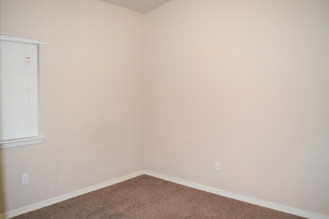Building Photo - 14350 N Cave Dr