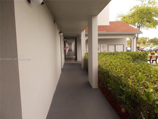 Building Photo - 1400 SW 124th Terrace