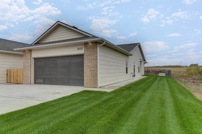 Building Photo - 1643 S Limuel Cir