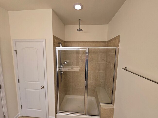 Building Photo - Spacious 3BR, 2.5BA Townhome with Loft & High Ceilings in a Fantastic Location!