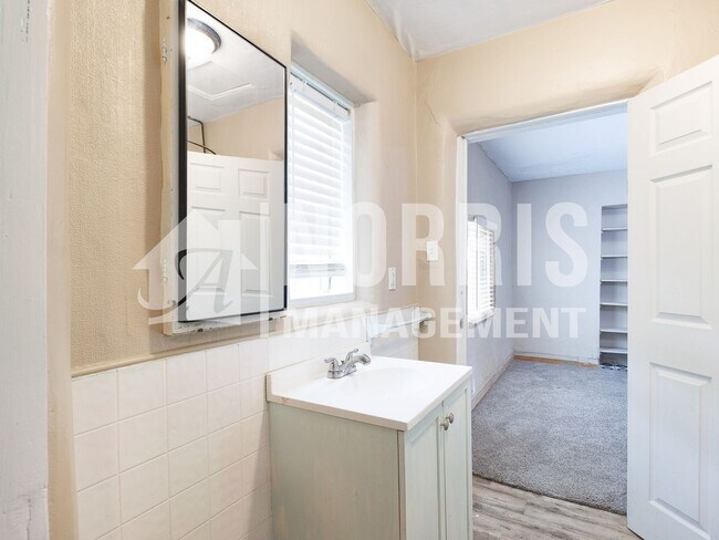 Building Photo - 225 E Aguilar St