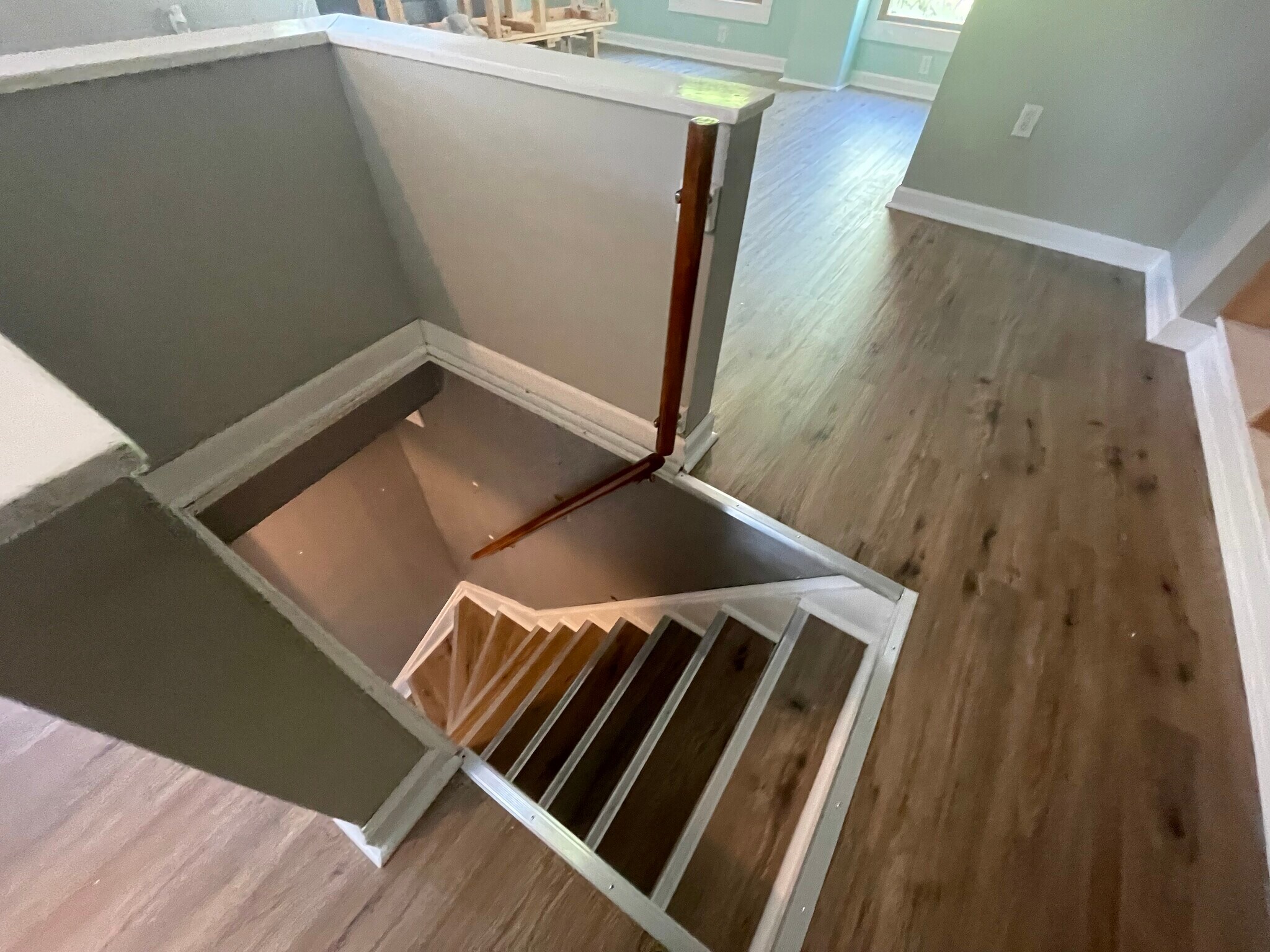 3rd FL 600+ sqft - 210 Mannion Ave