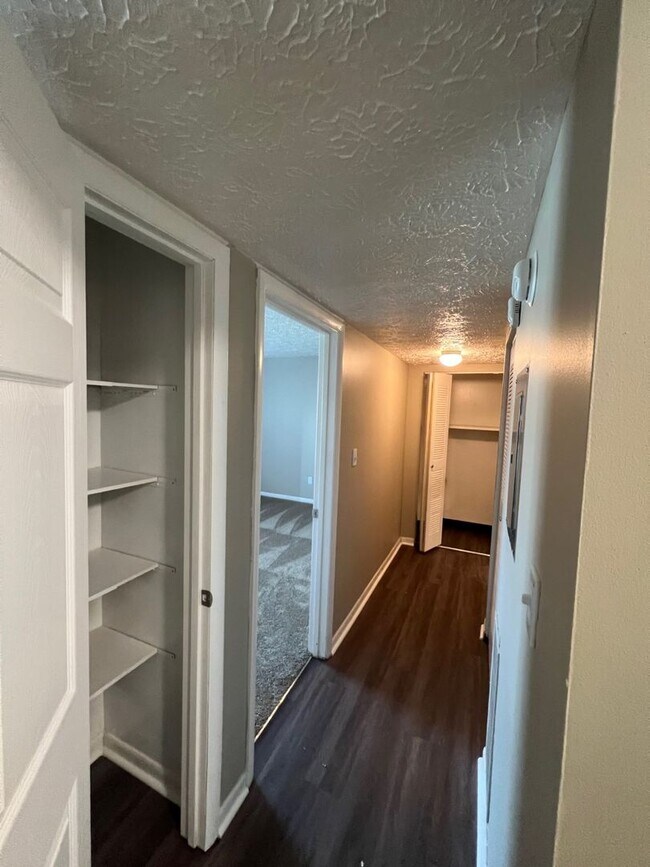 Building Photo - Spacious One Bedroom Apartment with W/D Connection!