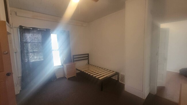 Building Photo - 1020 5th St